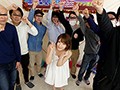 「麻里梨夏がファン感謝祭で騎乗位素股」のサンプル画像1