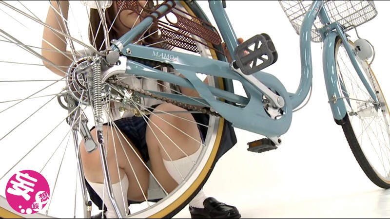 「スローモーションでじっくり眺める 女子校生の自転車パンチラ」のサンプル画像