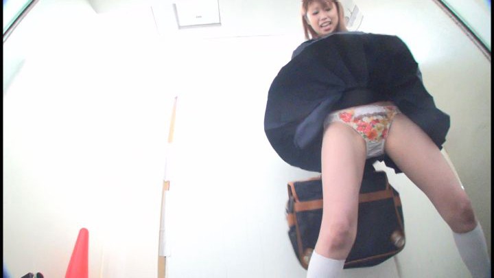 「強風に煽られた女子校生のミニスカート」のサンプル画像1