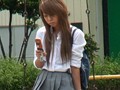 「逮捕覚悟の決死のガチンコイタズラ!街で見かけたカワイイ女子校生を追っかけ背後からスカートめくり!純白、ピンク、水玉とカワイイパンティとピッチピチの太ももがたまりません!夢の生パンティ丸見え49連発!!」のサンプル画像