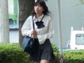 「逮捕覚悟の決死のガチンコイタズラ!街で見かけたカワイイ女子校生を追っかけ背後からスカートめくり!純白、ピンク、水玉とカワイイパンティとピッチピチの太ももがたまりません!夢の生パンティ丸見え49連発!!」のサンプル画像