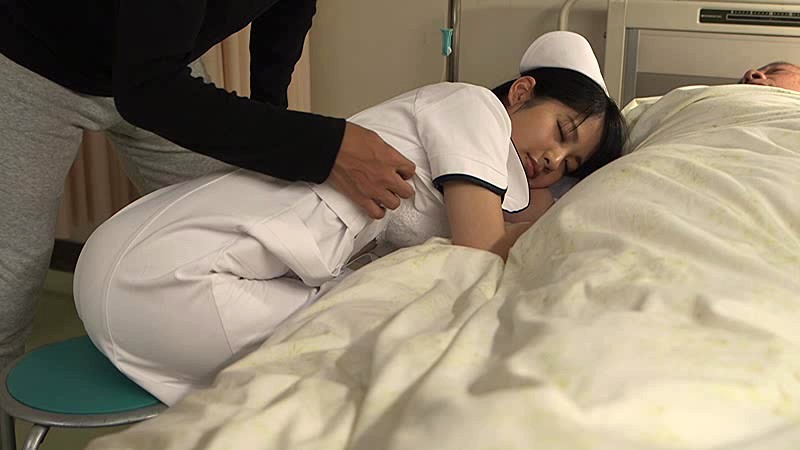 「夜勤中に居眠りしている看護師を夜這いしちゃった俺 3」のサンプル画像