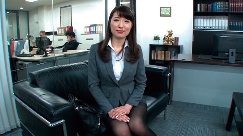 「白金れい奈さんのデカ尻のOLが24時間ムンムン発情して密着取材！」のサンプル画像1