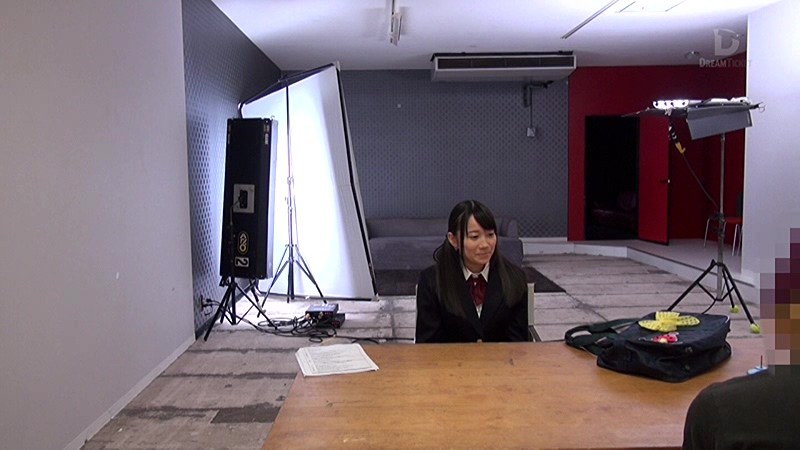 「制服を脱ぎ淫らな姿をカメラに晒す女子校生の大島美緒」のサンプル画像1