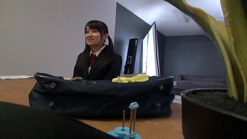 「制服を脱ぎ淫らな姿をカメラに晒す女子校生の大島美緒」のサンプル画像2