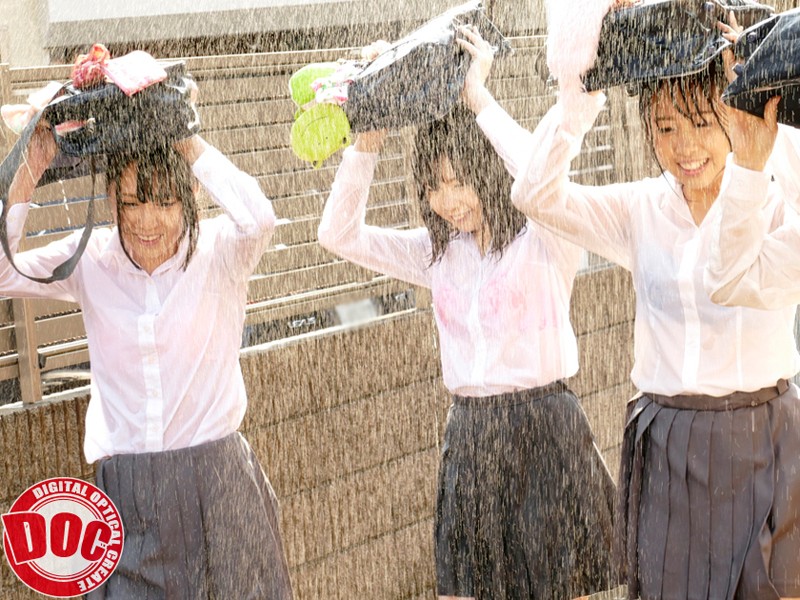 「雨でビショ濡れになった女子校生の制服から透ける下着に大興奮」のサンプル画像1