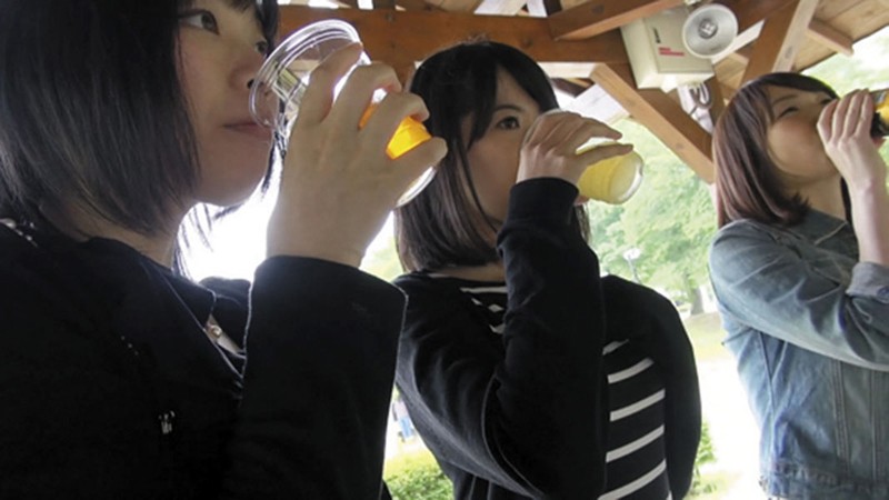 「人妻たちが開催された温泉飲み会で白肌とピンク乳首を晒す」のサンプル画像7