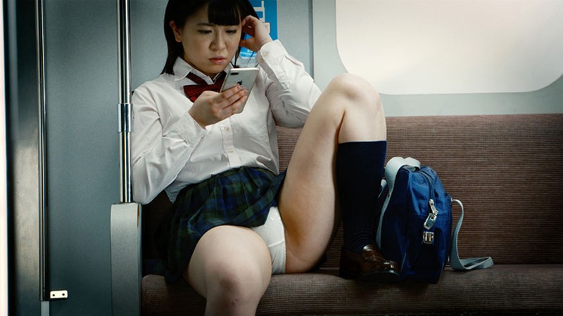 「制服美少女の電車パンチラ」のサンプル画像4