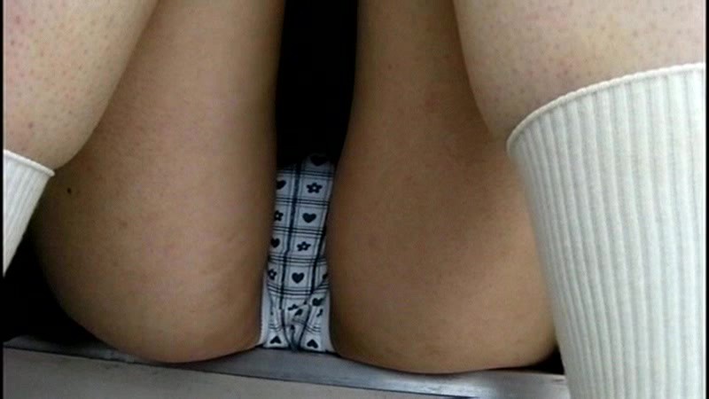 「制服スカートから覗く女子校生たちのパンチラ」のサンプル画像11