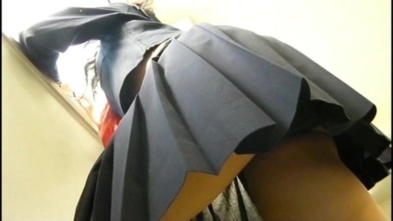 「制服スカートから覗く女子校生たちのパンチラ」のサンプル画像13