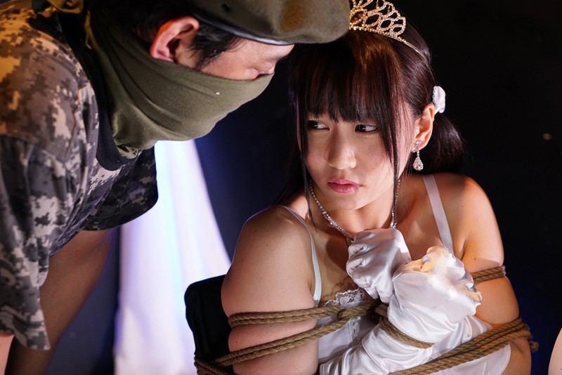 「緊縛された篠宮ゆりが拷問で涙を流す」のサンプル画像10