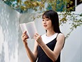 「「本当の私を見てください…。」本物のタレント卵の初めての潮吹きお漏らし壮絶アクメ 湊ひめか」のサンプル画像1