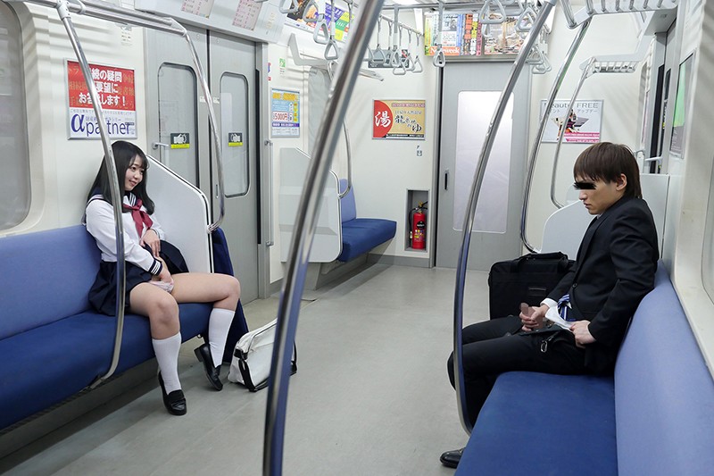 「最終電車で痴女とまさかの2人きり！JKVer向かいの座席でパンチラしてくる小悪魔女子校生の誘惑で勃起したらヤられた」のサンプル画像15