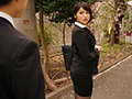 「出張先のビジネスホテルでずっと憧れていた女上司とまさかまさかの相部屋宿泊 本田瞳」のサンプル画像1