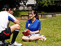 「明るい笑顔とユニフォーム越しでもわかるGcup美巨乳で某有名アスリートにも口説かれた元地方局スポーツキャスター AVデビュー 冨安れおな」のサンプル画像1