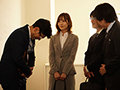 「出張先相部屋NTR 絶倫の上司に一晩中何度もイカされ続けた新人女子社員 元ヤリマン女子社員が寝取られる浮気一部始終!一晩で8発もの精子をそそがれる絶倫寝取り性交映像! 小野琴弓」のサンプル画像1