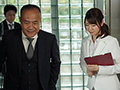 「人妻秘書、汗と接吻に満ちた社長室中出し性交 『逸材。』超・大型新人《秘書》シリーズに登場―。 安みなみ」のサンプル画像1