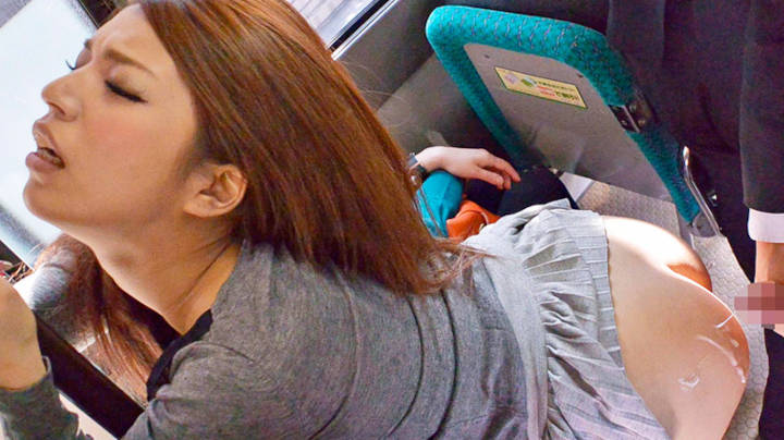 満員路線バスに乗ってきたミニスカート姿のお姉さんが痴漢される | エッチ満載のアダルト動画