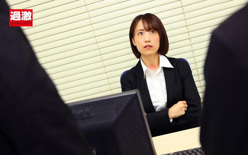 「パンストM字拘束で部下たちに屈服するまで何度もイキ潮を吹かされた美脚女上司」のサンプル画像1