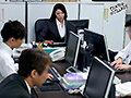 「おばさん女上司と残業セックス中出しオフィス 小早川怜子」のサンプル画像1