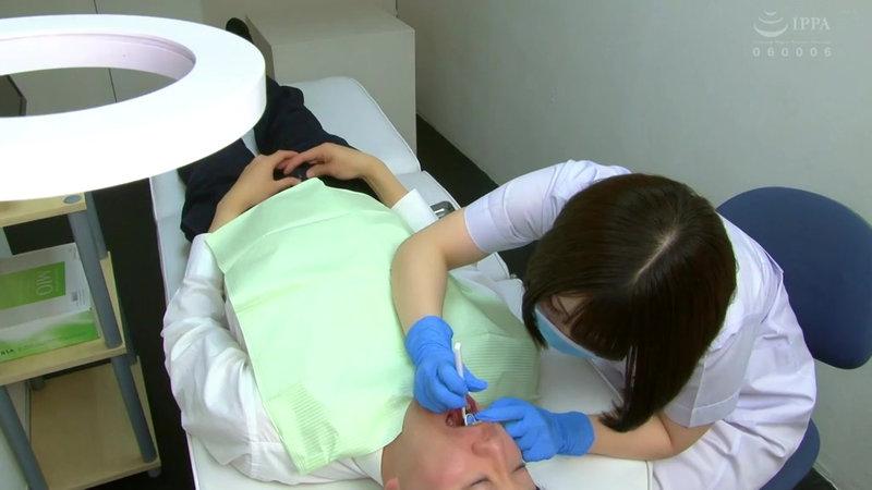 「ゴム手袋Mフェティッシュ 痴女歯科衛生士に手袋で変態ザーメン搾り取られるClinic」のサンプル画像2