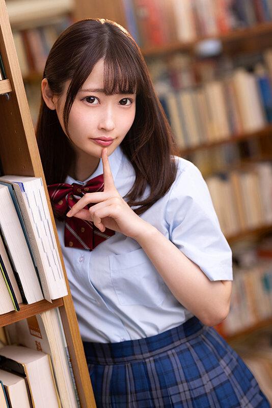 「ゼロ距離で淫語をこっそり囁いて誘惑！！誰か来るかもしれない図書室で文系女子に犯され続けたボク 天然美月」のサンプル画像1