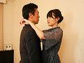 「生徒の誘惑に理性を保った俺が、人妻になったその子の色気に負けた12年後の再会 岬さくら」のサンプル画像3
