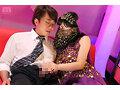 「抜き禁止のセクキャバで口元隠れ美女がこっそりシャブってくれる魅惑のフェべチオ 吉根ゆりあ」のサンプル画像1