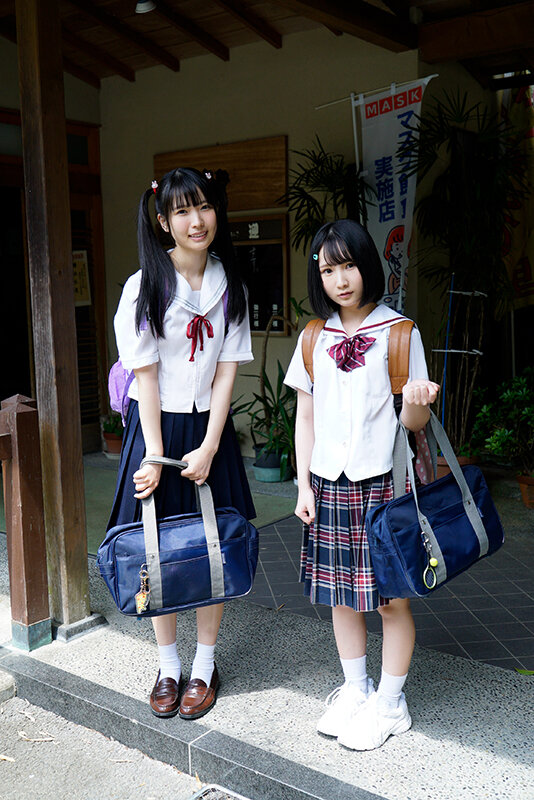 「ちっぱい美少女2人と学校さぼって覚えたてのSEXヤリまくり温泉旅行」のサンプル画像1