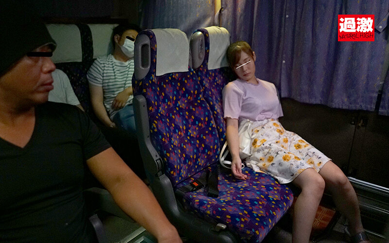 「夜行バスで声も出せずイカされた隙に生ハメされた女はスローピストンの痺れる快感に理性を失い中出しも拒めない10」のサンプル画像6