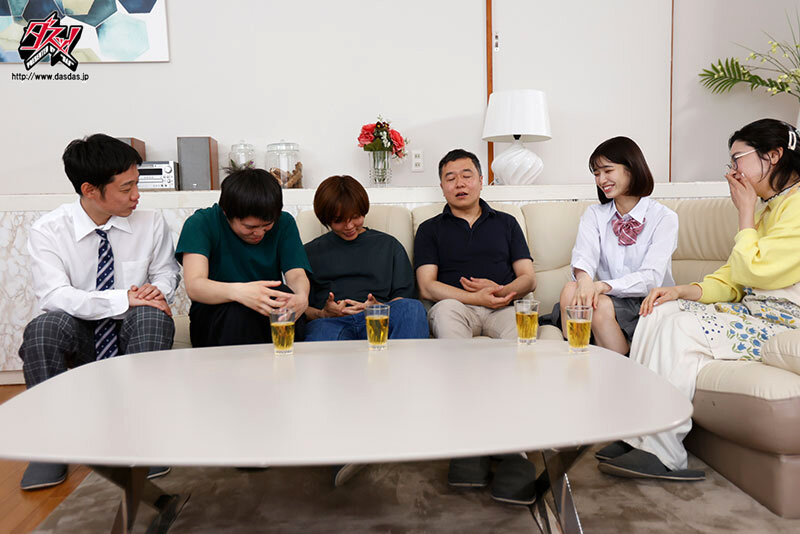 「聖水ファミリーへようこそ！ 飲尿中毒な義父たちとの恥ずかしお漏らし生活 倉本すみれ」のサンプル画像2