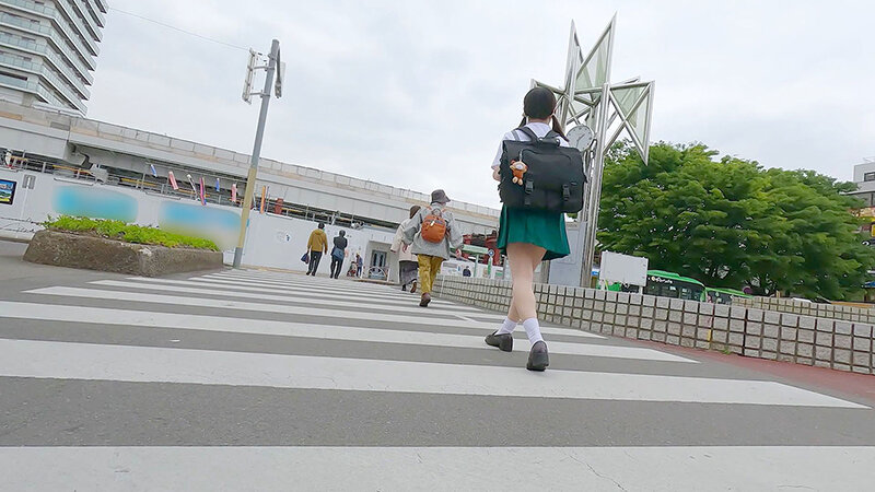 「つきまとい03 二つ結びで活発そうにリュックを揺らして電車通学をする子の制服・私服姿の長期盗撮記録」のサンプル画像2