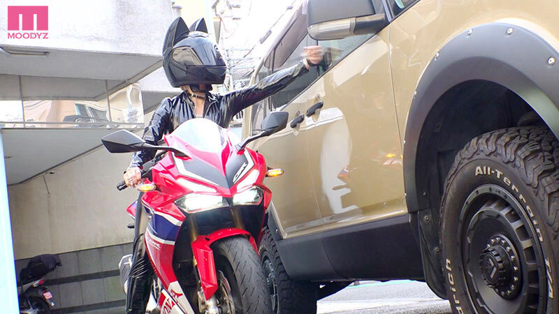 「M男くんを犯しにバイクに乗ってやってくる 極限露出で男漁り爆乳痴女ライダー 乙アリス」のサンプル画像2