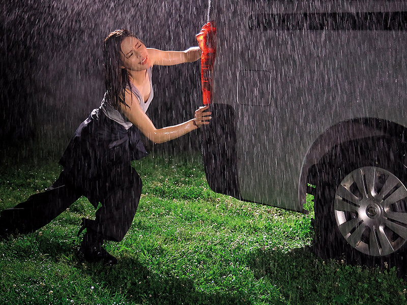 「ガテン女上司と突然の豪雨で現場から帰れなくなり…カラダを温めあううち色っぽい濡れ髪濡れ肌に理性爆発ワゴン車が揺れるほどカーセク中出ししまくった 都月るいさ」のサンプル画像2