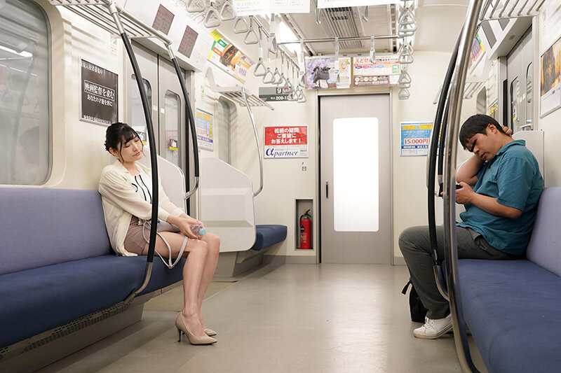 「最終電車で痴女とまさかの2人きり！向かいの座席でパンチラしてくるホロ酔い美脚女の誘惑で勃起したらヤられたVOL.4」のサンプル画像3