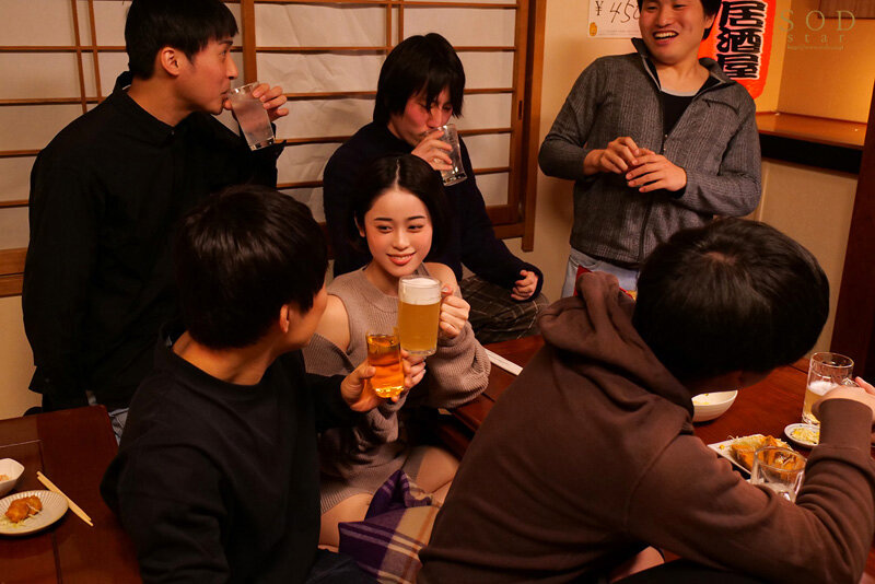 「サークルの飲み会で酔いつぶれて目が覚めたら先輩の巨乳カノジョ宅にいて…部屋着から見える胸チラ、マンチラに我慢ができず襲ってしまい朝まで巣ごもり浮気SEX MINAMO」のサンプル画像3