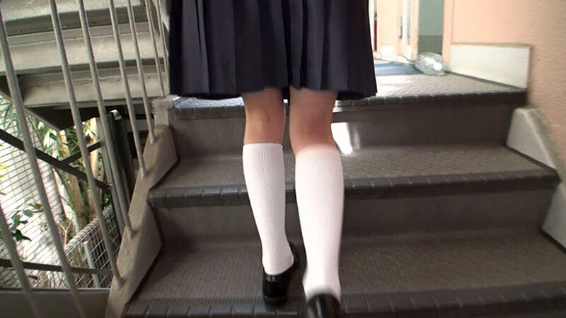 「階段女子校生 制服スカートの中が見えたときエロっと思えるパンチラ 編」のサンプル画像3