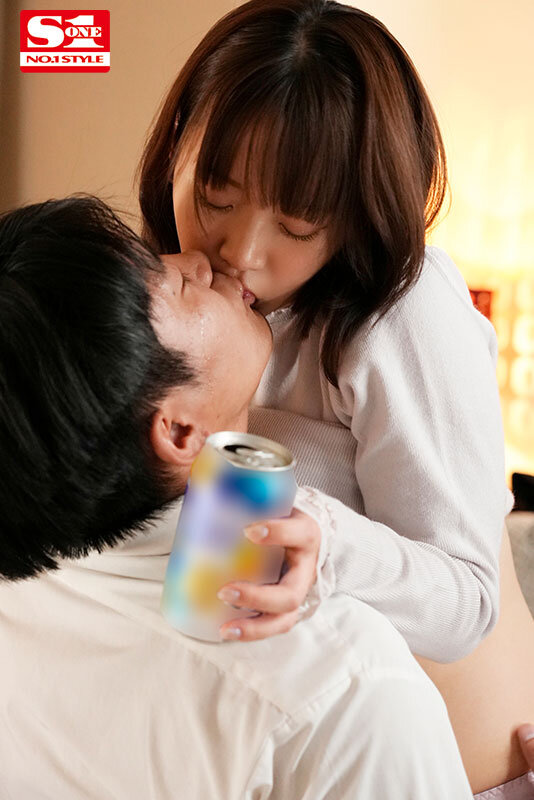 「普段は下ネタNGでド真面目な後輩社員はお酒を飲むと淫乱キス魔に！酔うと全てを忘れてしまう彼女は俺と何度もエロいことしているだなんて未だ想像もしていない 架乃ゆら」のサンプル画像5