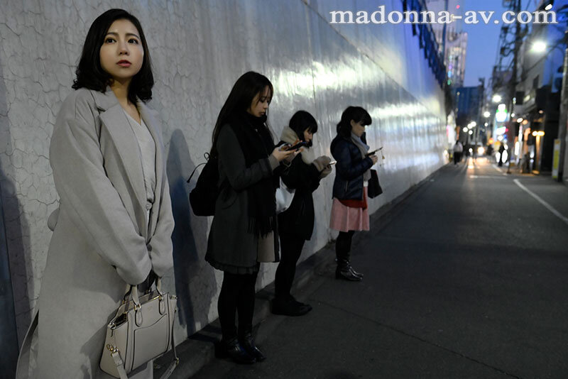 「街角に妻を1時間立たせてみたら…。立ちんぼ 吉澤友貴」のサンプル画像1