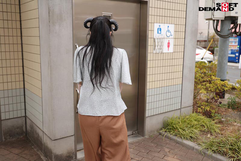 「社会に溶け込むサキュバス親子 ザーメン中毒症状と本気で向き合い、生活する母と娘」のサンプル画像6