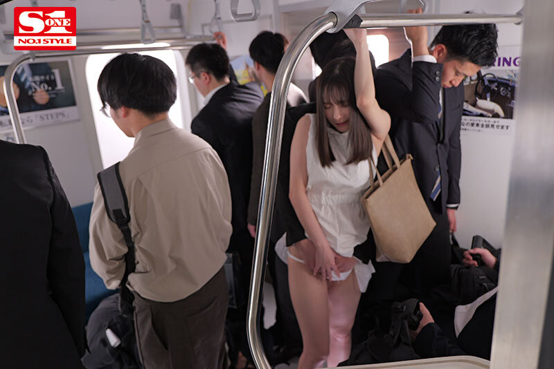 「「やめて」が言えない女子大生は初めてサレた感触が忘れられずまさかの電車痴漢の虜に… 村上悠華」のサンプル画像1