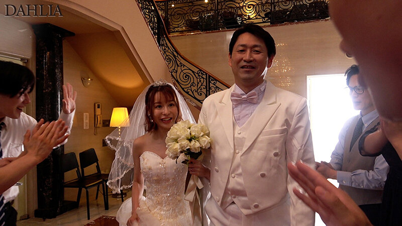 「結婚式NTR 新婦が二次会のバチェラ乱交パーティーでヤラレまくっていた記録 入田真綾」のサンプル画像1