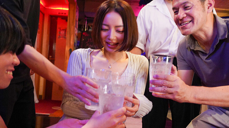 「息子の同級生の父親と週1で闇営業ハプニングバー密会。他人にSEXを見られる快感にハマった欲求不満の不倫ママ 美咲かんな」のサンプル画像9