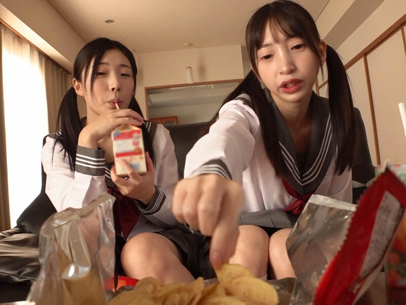 「妹が友達を連れてウチに泊まりにきた!両親が居ない間によだれ飲まされ続け、モノの見事にM堕ちメスイキまでさせられてしまった 皆月ひかる/冬愛ことね」のサンプル画像1