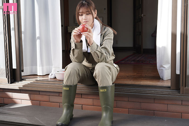 「少子化が進みすぎて廃村寸前…!?実は脱いだら凄い美巨乳Gカップで村中の男を誘惑!排卵日は村中マラ喰い中出し求める農家の娘 佐山由依」のサンプル画像1