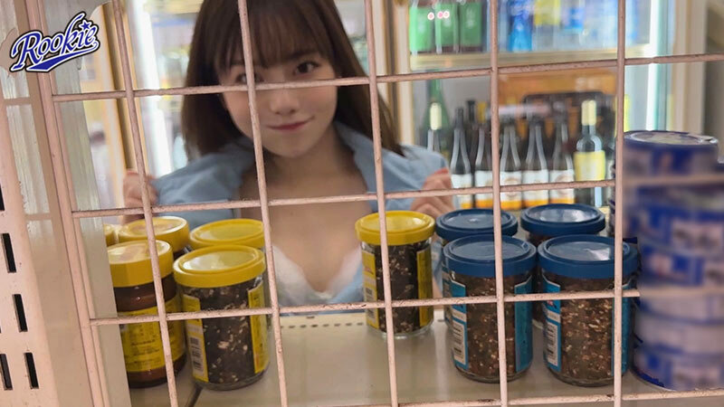 「性欲溢れたコンビニバイト彼女は客がいるのにバイトテロ密会＆時短エロ奉仕でザーメンぶっこ抜き！！仕事終わりも変態オマ○コフル稼働でハメまくる24時間ド発情営業。 秋元さちか」のサンプル画像2