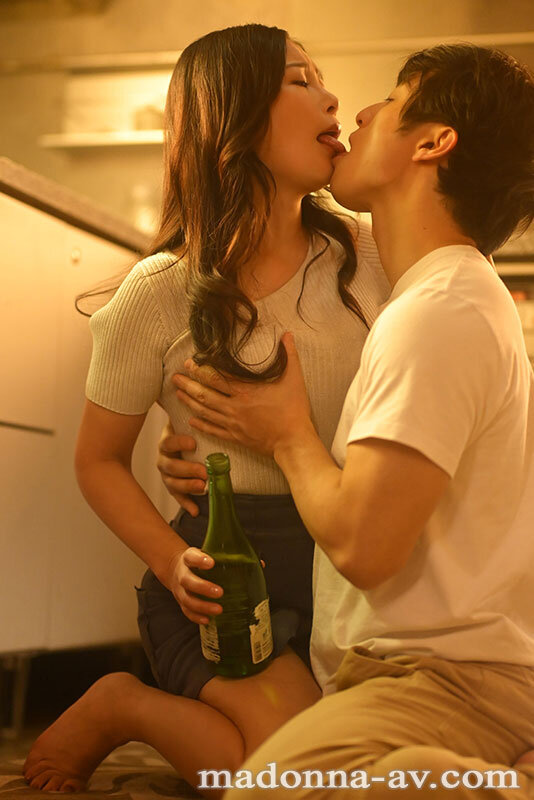 「最愛の母と飲み交わした一夜。酒と潮吹きに溺れて大人になった僕。 一色桃子」のサンプル画像5