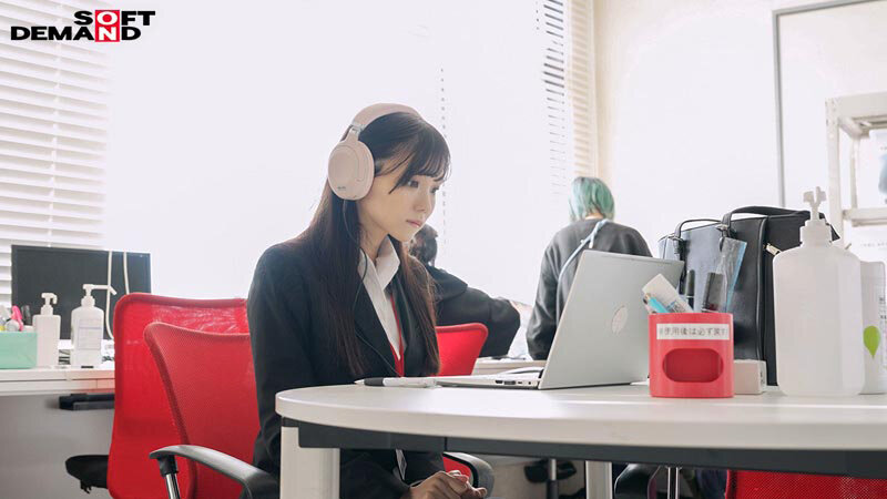 「宣伝部 松永あかり 2度目のAV出演 はじめて尽くしの5日間に密着! こっそり露出 主観フェラ ローションプレイ 玩具オナニー 3P」のサンプル画像3