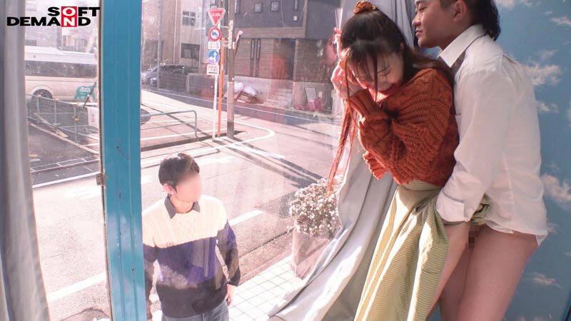 「マジックミラー号 服着たままでいいのでマッサージさせてくれませんか!?と声をかけ巷で話題のクイックマッサージを初体験!愛する旦那とはミラー越し30cmの状況で声を我慢すればするほど感じちゃう…本物人妻が我慢できずにスカートの中で不倫SEX」のサンプル画像11