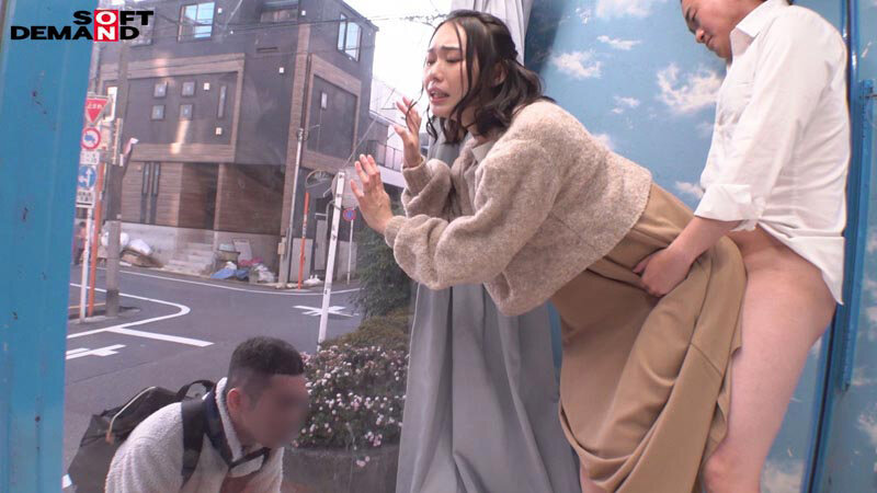 「マジックミラー号 服着たままでいいのでマッサージさせてくれませんか!?と声をかけ巷で話題のクイックマッサージを初体験!愛する旦那とはミラー越し30cmの状況で声を我慢すればするほど感じちゃう…本物人妻が我慢できずにスカートの中で不倫SEX」のサンプル画像16